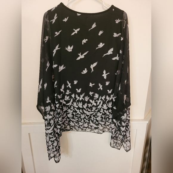 Creations black, & white, butterfly sleeved top. - Picture 5 of 5